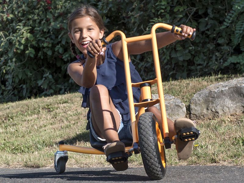 TopTrike Drift Rider mit Mädchen beim Fahren auf dem Spielplatz